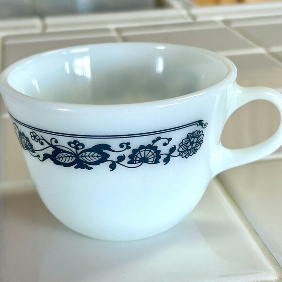 Pyrex Corelle Old Town Blue Onion Milk Glass Coffee/Tea cup/Mug Single - Picture 2 of 9